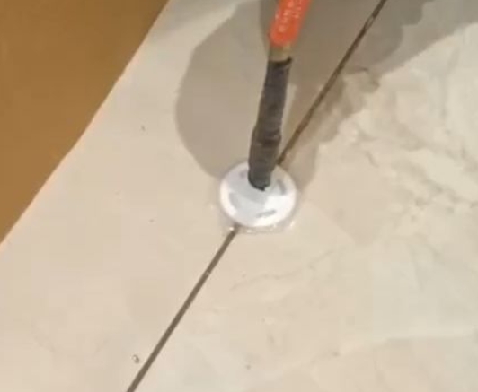 临泽瓷砖空鼓维修公司专业解答瓷砖在铺贴过程中，如果没有涂抹均匀到位的粘结材料（如水泥砂浆或瓷砖胶），可能会导致以下问题