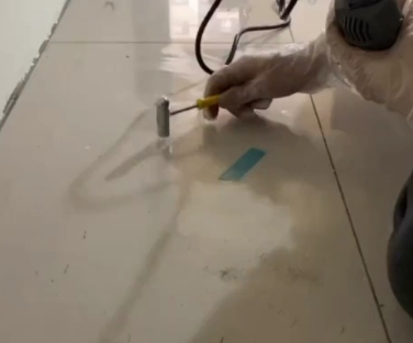 临泽瓷砖开裂维修公司专业分享瓷砖在铺贴前如果没有沥干水分，将会导致以下问题
